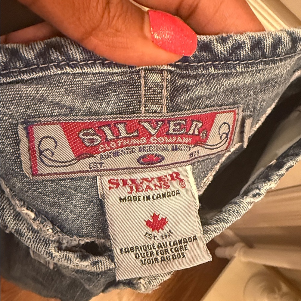 Silver Jeans Classic Blue Jean Shorts. Size 12 - Picture 3 of 4